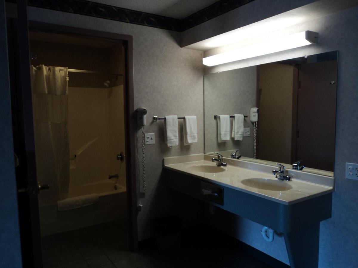 Knights Inn Ottawa image 18